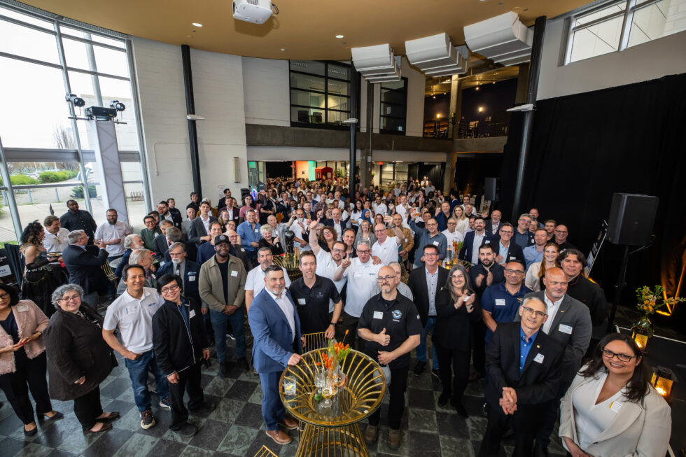 Photo de groupe lors de la soirée de célébration des 30 ans de l'EMAM, avec équipe, partenaires et diplômés.